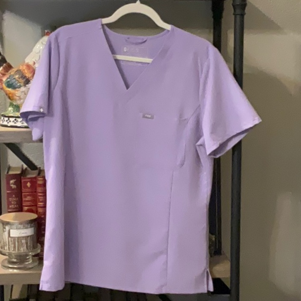 FIGS Slim Catarina One-Pocket Scrub Top - Lavender Dew